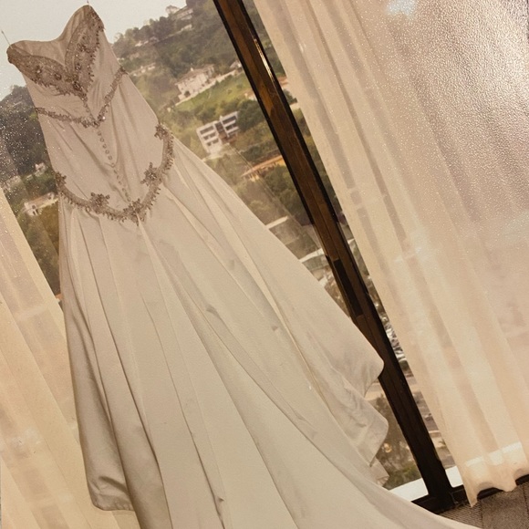 Kenneth Pool wedding dress - Picture 1 of 8
